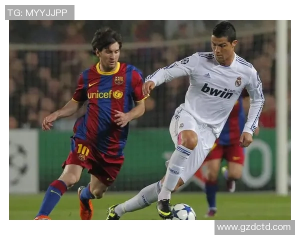 全球足球巨星风采展示：从梅西到C罗，足坛传奇的巅峰瞬间