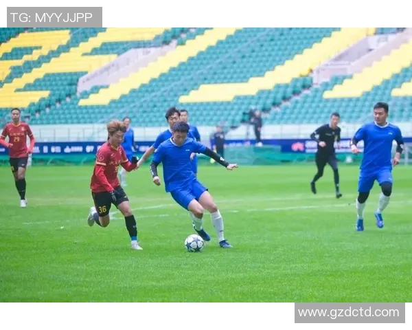 绿茵场上足球球星飞身滑铲瞬间展现力量与速度之美 绿茵场上足球球星飞身滑铲瞬间展现力量与速度之美